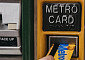 뉴욕 지하철 ‘메트로카드’ 시대 마침표⋯긁는 대신 태그 방식으로 전환