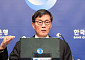 통화정책방향 기자간담회 가진 이창용 총재 [포토]