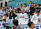 ‘끝없는 치킨 사랑꾼’ 젠슨 황, 잠실구장서도 BBQ 113마리 주문
