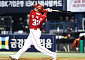 SSG 김재환, 역대 59번째 3연타석 홈런…7타점 폭발