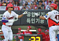 "어릴 때부터 봤던 선배"⋯홈런왕 김도영도 놀란 김선빈의 '1798안타'