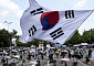 평일엔 일상, 주말엔 ‘재선거’…홍대로 옮겨간 청년 집회  [잠실 개표소 시위①]