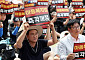 안민석 경기도교육감, 뜨거운 아스팔트에 앉았다…"아동복지법 개정" 교사들과 한목소리