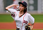 하지원, 우천 연기 딛고 MLB 시구 성공⋯한국 배우 최초