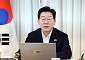 이 대통령 "유가 안정 때까지 석유 최고가격제 유지"…AI 외교 후속조치도 주문