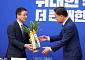 민주당 축하난 받는 신장식 조국혁신당 대표 [포토]