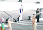 [아시안게임] 한국 선수단, 16번째로 개회식 입장⋯北 ‘인공기’ 흔들며 등장