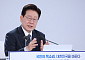 이 대통령 지지율 37.4%…민주 42.5%·국힘 38.4% 접전[리얼미터]