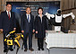 2027 테크퀘스트, AI 로봇과 기념촬영하는 송기헌-최형두-이언주 의원 [포토]