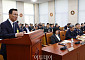국방위 종합감사, 답변하는 신익현 LIG D&A 대표  [포토]