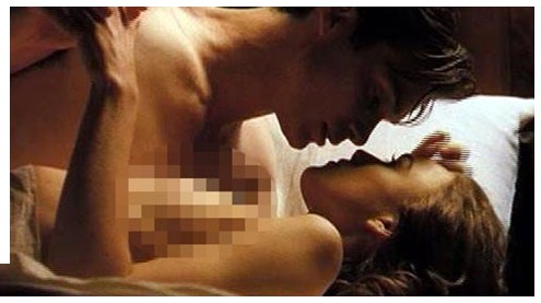 키이라 나이틀리 파격 노출…”빈약한 가슴 신경 안 써”