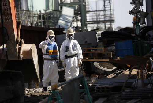 ▲10년 전 일본 후쿠시마 원전 사고 당시 방사능 보호장구를 입고 작업하고 있는 현지 근로자들의 모습. (사진제공=블룸버그)