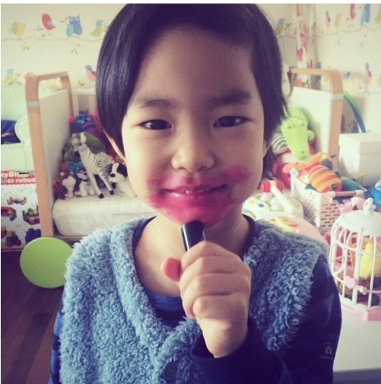 타블로 딸 하루, 태양 ‘눈, 코, 입’ 립스틱으로 홍보… ‘귀요미 응원’