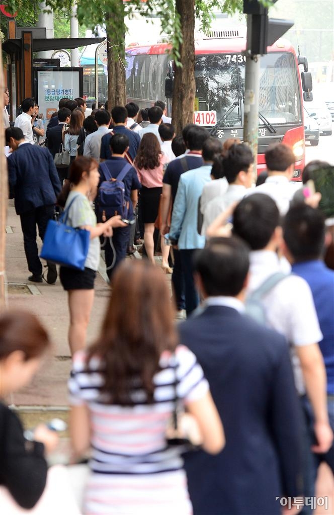 광역버스 입석 금지 첫날...몸싸움에 고성, 좀비떼된 승객들 '발 동동'