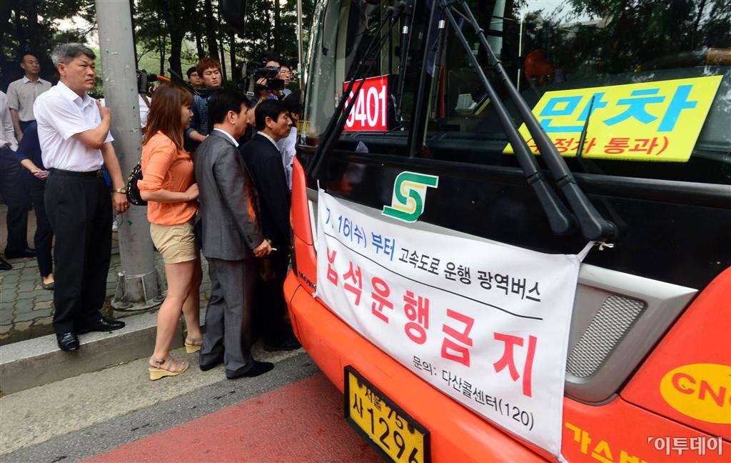 [포토]광역버스 입석금지 첫날, '자리가 없네'