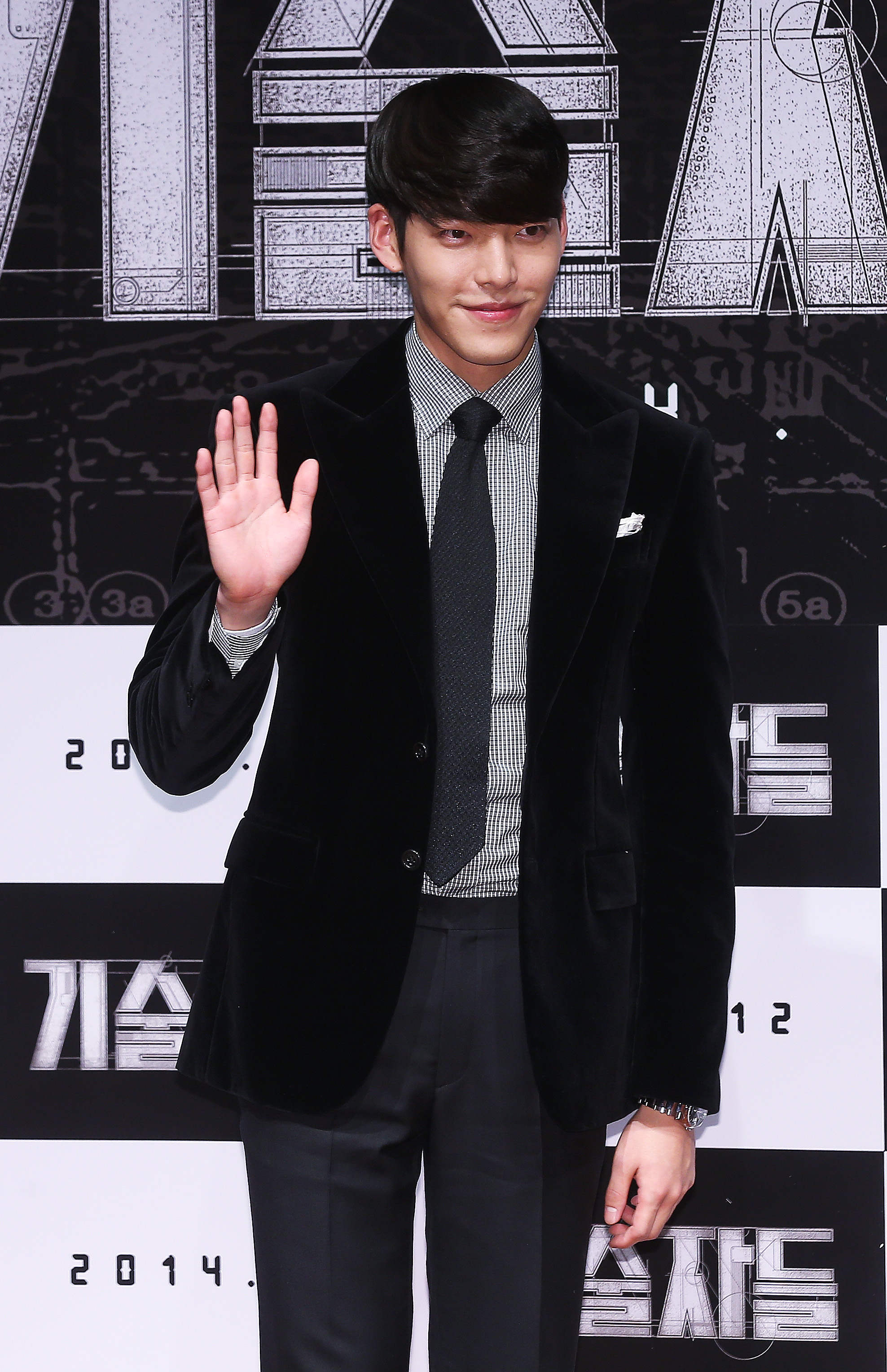 '기술자들' 김우빈, 샤워신 뒷 이야기 공개…"시켜놓은 야식 못 먹고 30분간 운동"