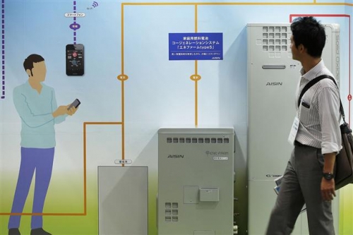 ▲일본이 가정용 수소연료전지 개발에 총력을 기울이고 있다. 사진은 2014년 10월 7일(현지시간) 일본 치바현에서 열린 IT 박람회에 전시된 가정용 수소연료전지 제품. 블룸버그