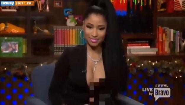 [오늘의 미국화제] 니키 미나즈 가슴 노출·스티븐 콜베어 등