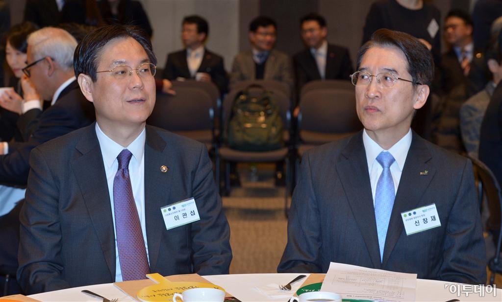 [포토] '윤경 포럼 CEO 서약식' 참석한 이관섭 차관과 신창재 교보생명 회장