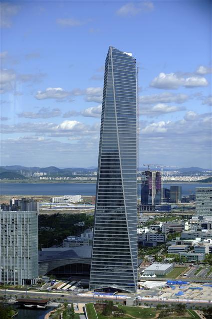 ▲인천 송도신도시의 랜드마크인 동북아무역센터. 지상312m의 68층 높이로 완공된 건축물 중 국내 최고층 빌딩이다.사진제공 포스코건설