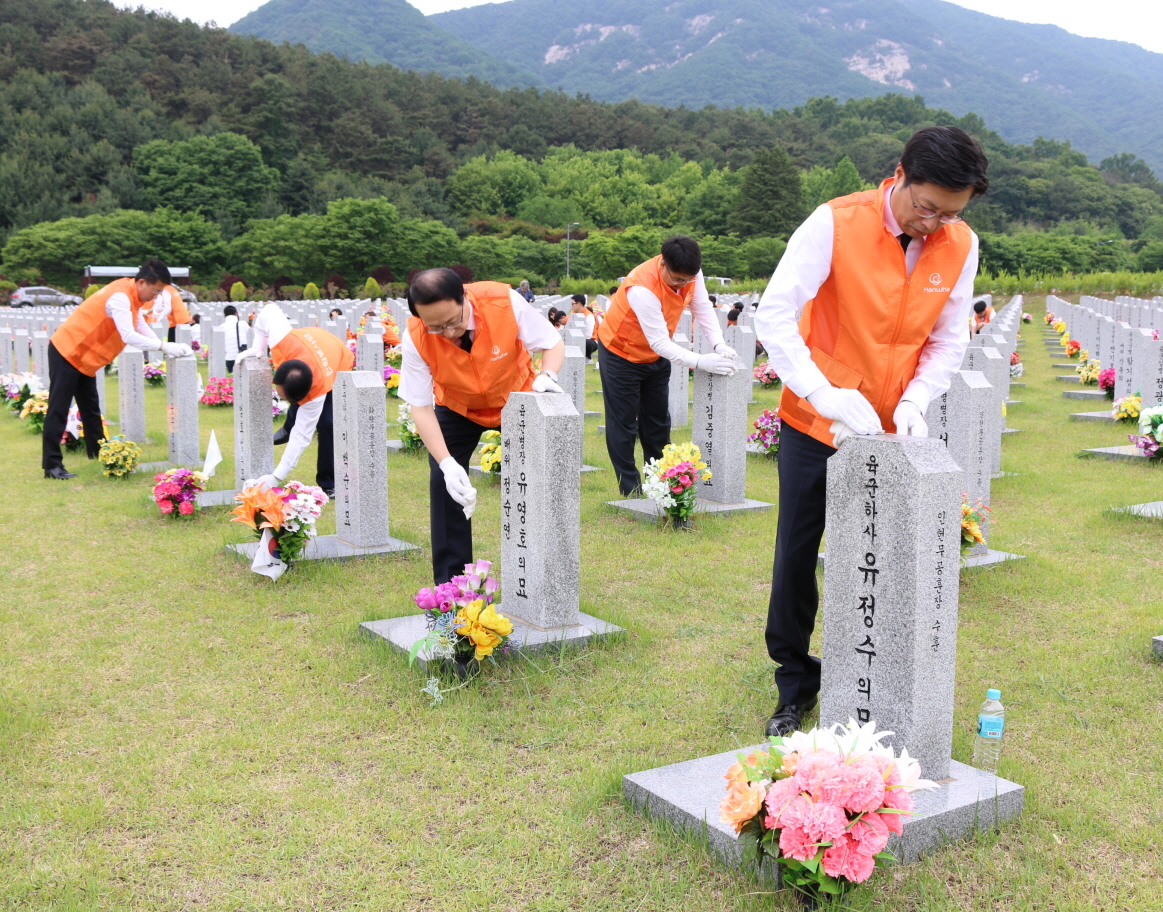 한화그룹, 대전 현충원 참배·묘역 정화 봉사활동