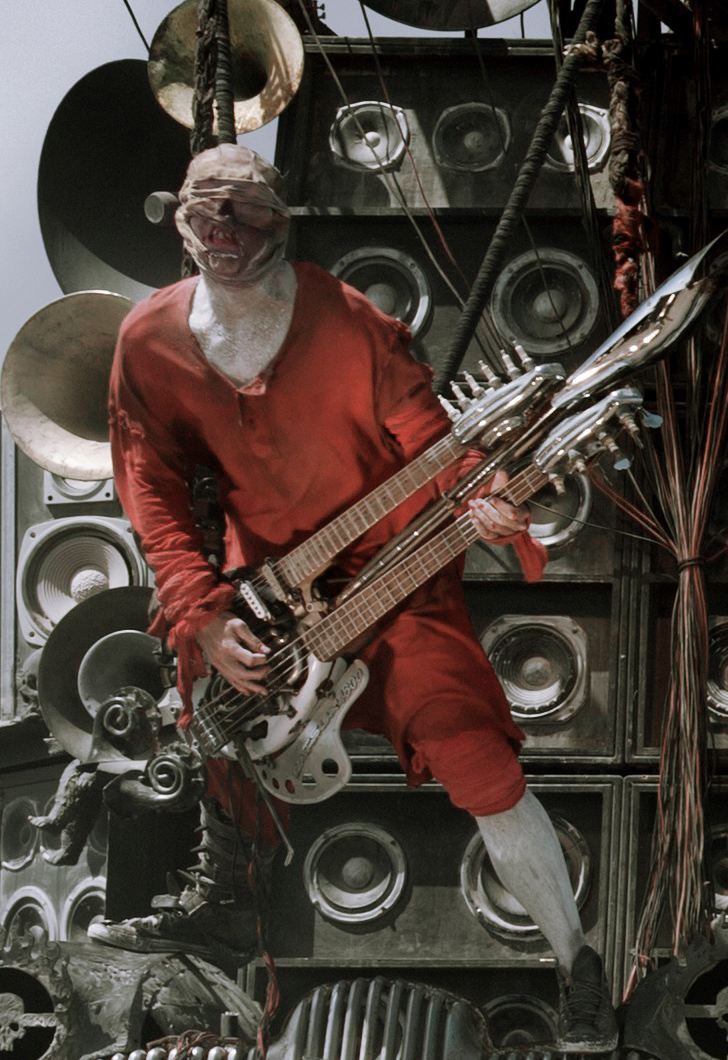 '매드맥스' 두프 왜건의 '빨간내복 기타맨' 두프 워리어, 대체 누구야?