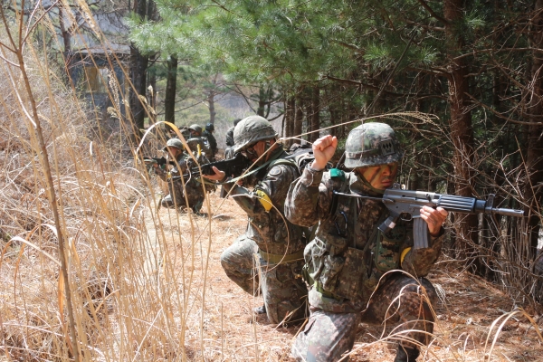 ▲육군 37사단의 훈련 모습. 이 부대는 17일부터 27일까지 충북 전역에서 2015년 을지프리덤가디언 연습을 진행한다. (뉴시스)