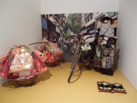 ▲이동식 노점으로 사용했던 베트남 전통지게 ‘꽝 가인’과 자전거.