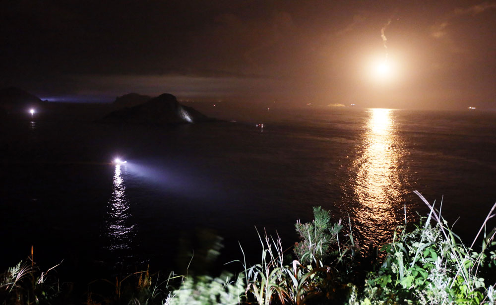 ▲6일 추자도 인근에서 어선 전복 사고 실종자 야간 수색 작업이 계속되고 있다. 제주 추자도 신양항에서 출항, 전남 해남 남성항으로 가다가 통신이 끊겼던 낚시어선 돌고래호(9.77t·해남 선적)가 추자도 인근 해역에서 전복되는 사고가 발생했다.(사진=연합뉴스)