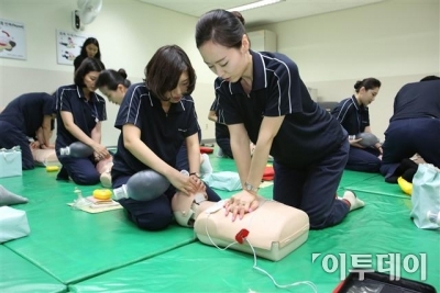 ▲대한항공 신입 승무원들이 심폐소생술 교육을 받고 있다. 사진제공 대한항공