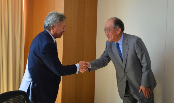 ▲이덕훈 수은 행장(사진 오른쪽)이 8일 오후 서울 신라호텔에서 방한 중인 진리췬 AIIB 총재지명자(사진 왼쪽)를 만나 인사하고 있다.