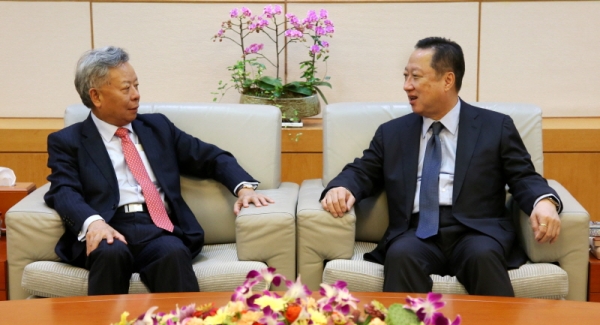 ▲박용만 대한상의 회장(왼쪽)이 8일 인천국제공항 귀빈실에서 진리췬 AIIB 총재 지명자와 환담을 나누고 있다.(사진제공=대한상의)
