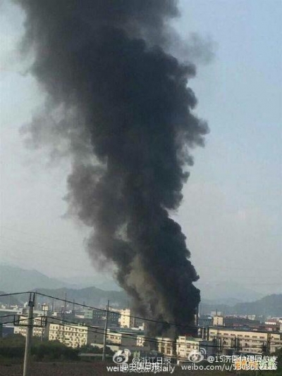 ▲7일(현지시간) 중국 저장성 난밍 화학공장에서 폭발사고가 발생해 화염과 함께 검은 연기가 치솟고 있다. (사진=중국웨이보)