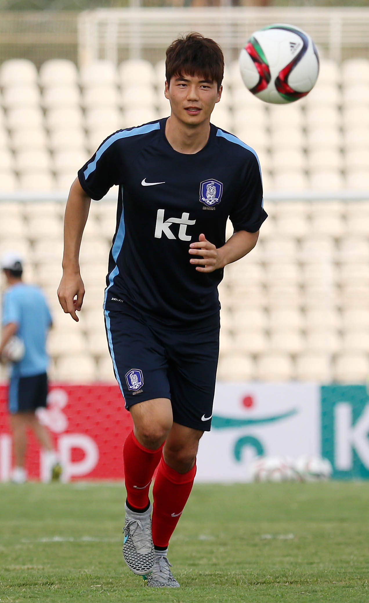 ▲7일 오후(현지시간) 레바논 시돈 시립경기장에서 대한민국 축구대표팀 기성용이 훈련하고 있다. 대표팀은 8일 밤 11시(한국시간) 레바논 시돈의 시립경기장에서 레바논과 2018년 러시아 월드컵 아시아지역 2차 예선 G조 원정 경기를 치른다. (사진=연합뉴스)