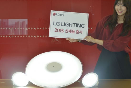 ▲LG전자가  에너지 소비는 줄이고, 수명은 늘린 LED 조명 3종을 9월 중 출시한다. 이번에 출시하는 조명은 'LED 방등' 1종과 'LED 다운라이트' 2종이다. 모델이 LED조명 신제품과 함께 포즈를 취하고 있다.(사진=LG전자)