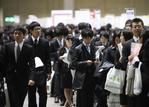 ▲일본 대학생들이 도쿄에서 열린 한 취업박람회에 참석하고 있다. 블룸버그 