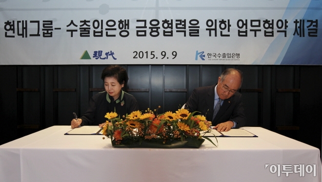 ▲현정은 현대그룹 회장(왼쪽)과 이덕훈 수은 행장은 9일 서울 반얀트리호텔에서 상호간 전략사업에 대한 정보교환 및 맞춤형 금융지원을 주요 내용으로 하는 협약서에 서명하고 있다. 사진제공 현대그룹