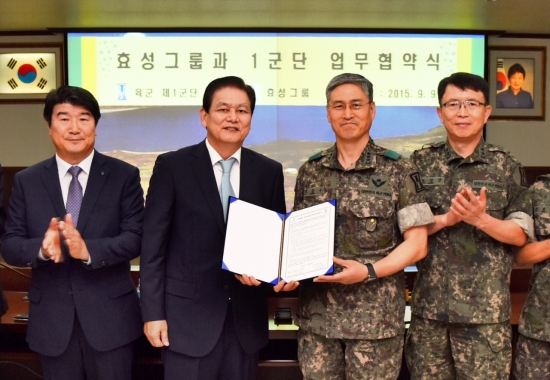 ▲9일 오전 경기도 파주시 육군 1군단에서 효성 이상운 부회장(왼쪽 두번째), 육군 1군단장(오른쪽 두번째) 등이 북한의 비무장지대 지뢰 매설에 의한 도발로 부상을 입은 장병들을 포함, 수색대대 대원들의 전공을 기리는 기념공원을 조성하는 ‘전투영웅 기념사업’을 위한 업무협약을 체결하고 있다. (사진제공=효성)