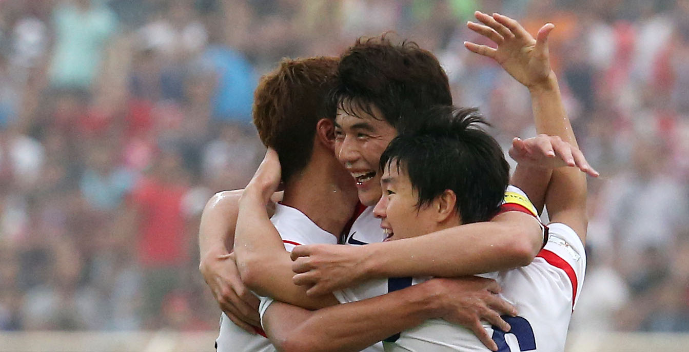 ▲ 8일 밤 (한국시간) 레바논 시돈의 시립경기장에서 열린 2018년 러시아 월드컵 아시아지역 2차 예선 대한민국 대 레바논의 경기. 한국 권창훈이 골을 넣은 뒤 동료들과 기쁨을 나누고 있다.(사진=연합뉴스)