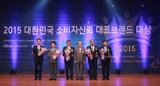 ▲파고다아카데미 박윤길 부사장(왼쪽에서 3번째)이 ‘2015 대한민국 소비자신뢰 대표브랜드 대상’을 수상하고 기념 촬영을 하고 있다. 사진제공=파고다아카데미
