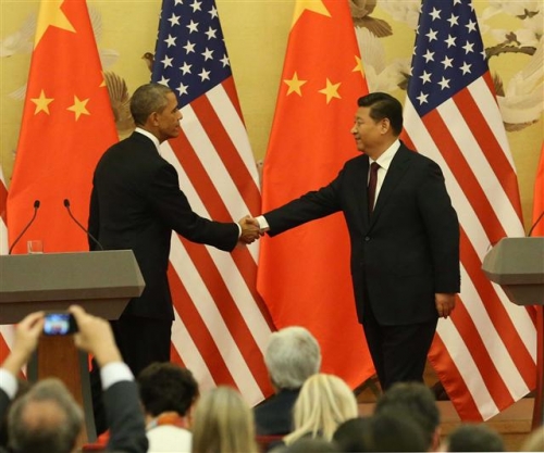 ▲시진핑(오른쪽) 중국 국가주석과 버락 오바마 미국 대통령이 지난해 11월 12일(현지시간) 베이징에서 정상회담을 하고 나서 기자회견 중에 악수하고 있다. 베이징/신화뉴시스 