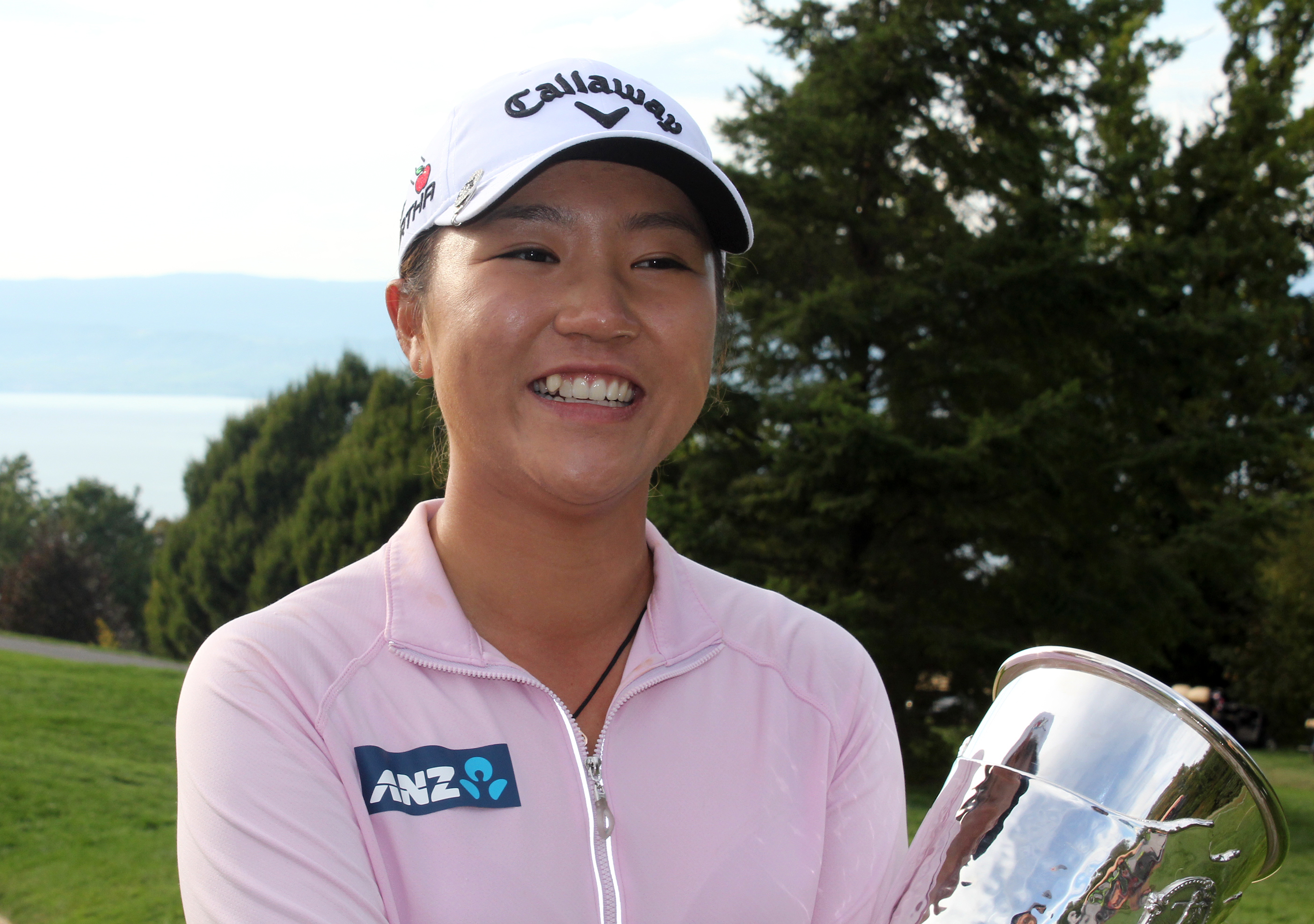 ▲미국여자프로골프(LPGA) 에비앙 챔피언십 대회에서 뉴질랜드 교포 리디아 고가 총 합계 16언더로 메이저 대회 역사상 최연소로 우승을 차지한 후 우승트로피를 들고 기념촬영을 하고 있다.(사진=연합뉴스)