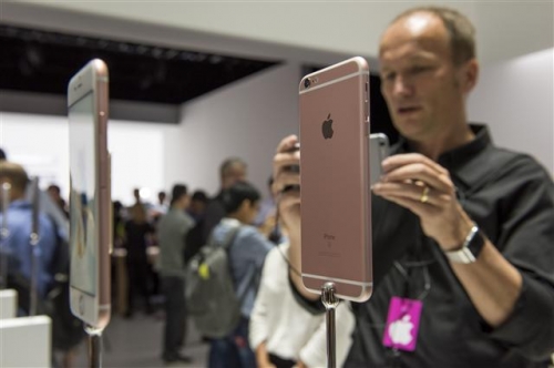 ▲미국 샌프란시스크에서 9일(현지시간) 애플이 신제품 공개행사를 연 가운데 참관객들이 전시된 새 아이폰6S를 살펴보고 있다. 블룸버그 