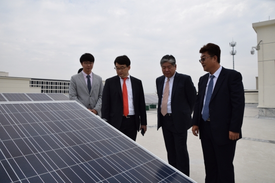▲OCI 이우현 사장(왼쪽에서 두번째)이 중국 저장성 자싱시에 위치한 파트너사 CMAG 옥상에 설치된 태양광발전소 현장을 살펴보고 있다.(사진제공=OCI)