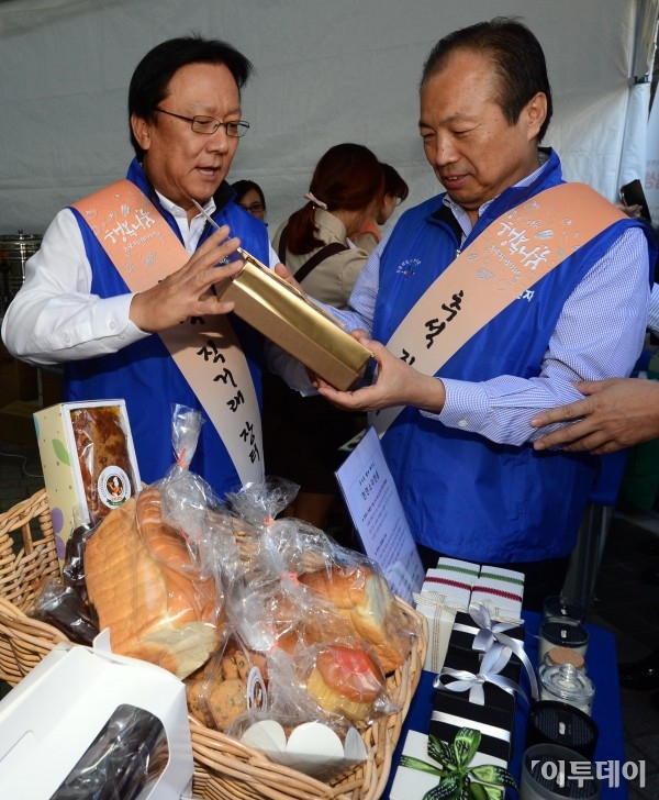 ▲삼성그룹 추석맞이 직거래장터가 16일 오전 서초구 삼성전자사옥 앞에서 열린 가운데 박근희 삼성생명 부회장(왼쪽)이 신종균 삼성전자 사장에게 농산물을 판매하고 있다. 노진환 기자 myfixer@