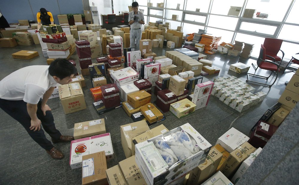 ▲15일 여의도 국회 의원회관 로비에 각종 선물 택배가 쌓여 있다.(사진=연합뉴스)