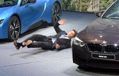 ▲15일(현지시간) 독일 프랑크푸르트 모터쇼 에서 신차 발표 도중 정신을 잃고 쓰러진 하랄드 크루거 BMW그룹 회장. (사진=AP/뉴시스)