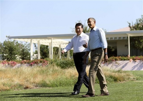 ▲시진핑(왼쪽) 중국 국가주석이 버락 오바마 미국 대통령과 지난 2013년 6월 8일(현지시간) 미국 캘리포니아주 서니랜드에서 비공식 정상회의 기간 산보하고 있다. 서니랜드/신화뉴시스