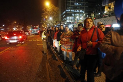 ▲18일(현지시간) 칠레 독립기념일 연휴를 앞두고 16일 저녁 도심에 있던 시민들이 지진 발생 후 거리로 나왔다가 집으로 돌아가고자 경찰의 통제를 따르고 있다. (사진=AP/뉴시스)