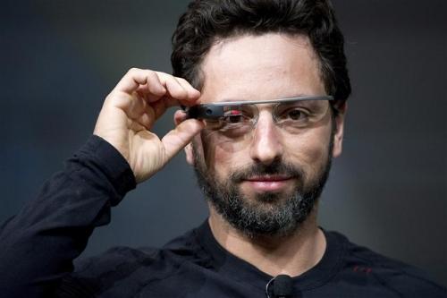 ▲구글 공동 창업자 게르게리 브린이 지난 201년 6월 구글 IO컨퍼런스에서 '구글글라스'를 쓰고 있는 모습.(사진=블룸버그)